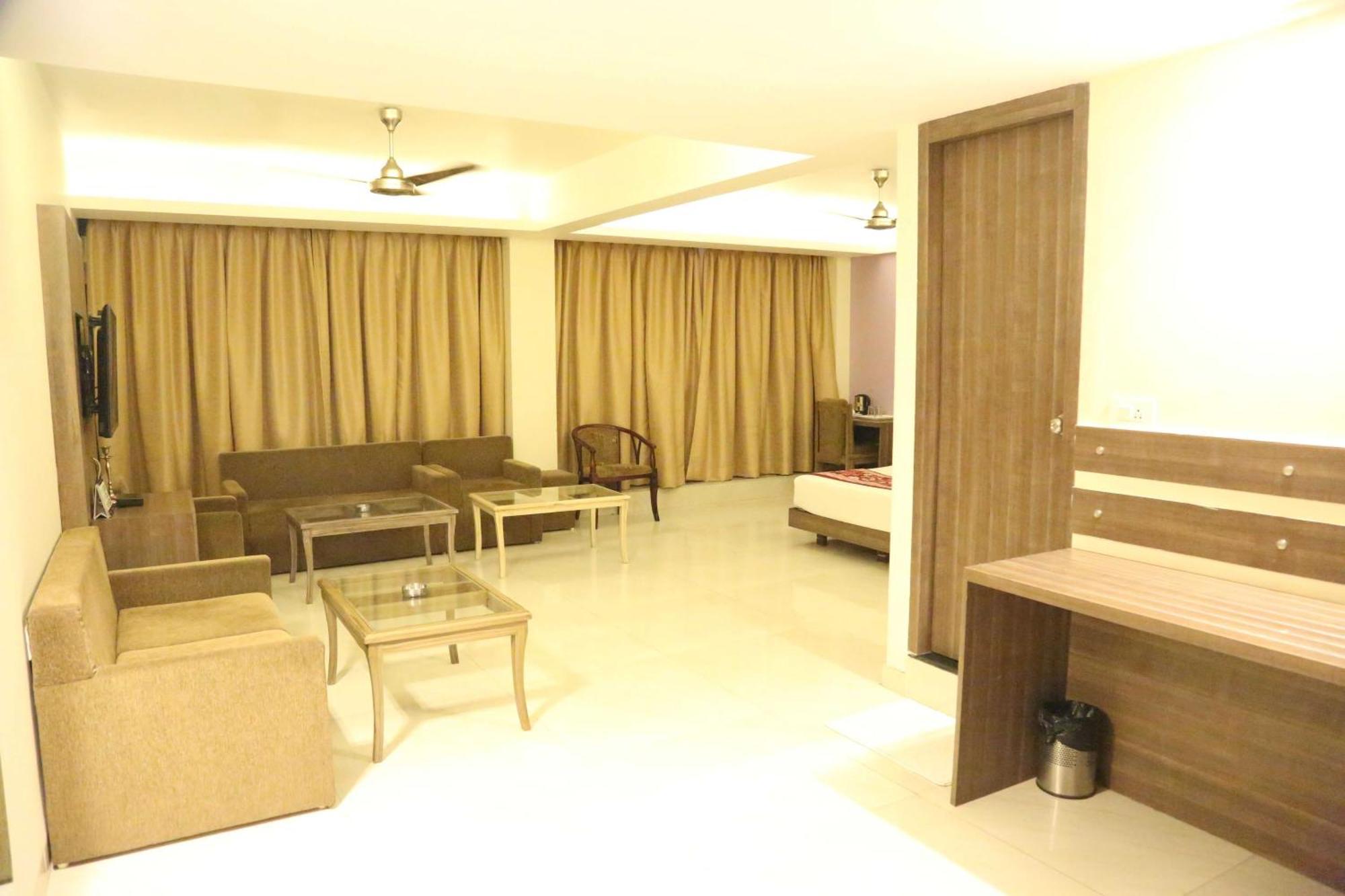 โรงแรมนิสรรค์ โบปาล ภายนอก รูปภาพ